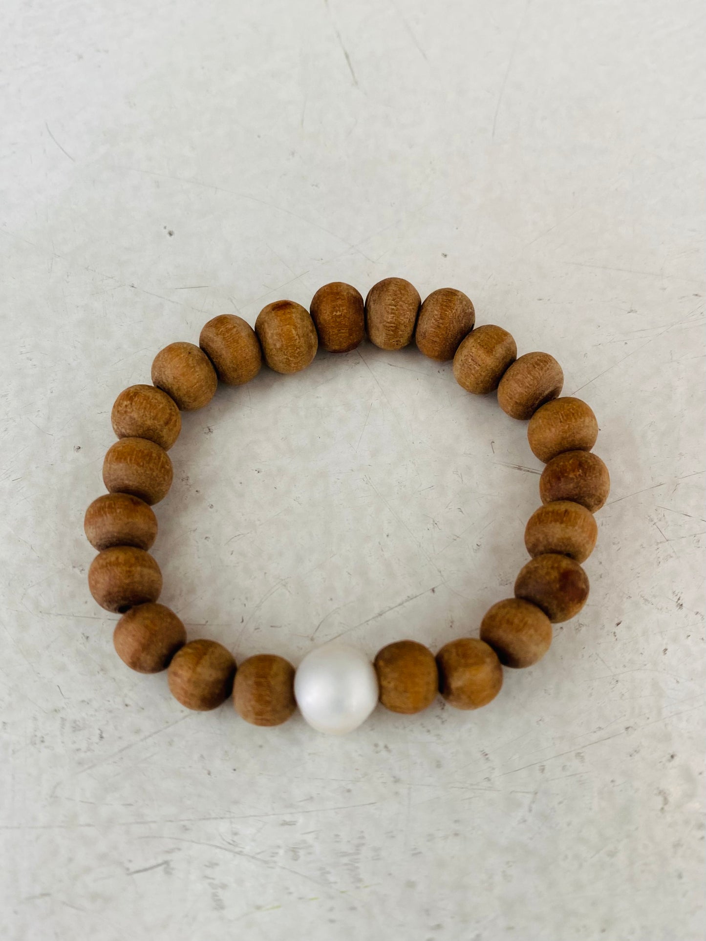 Sandalwood beaded bracelet with single large pearl