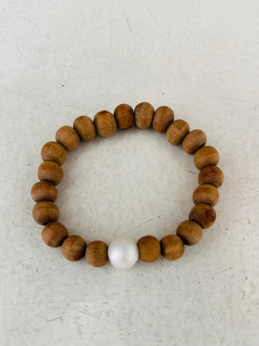Sandalwood beaded bracelet with single large pearl