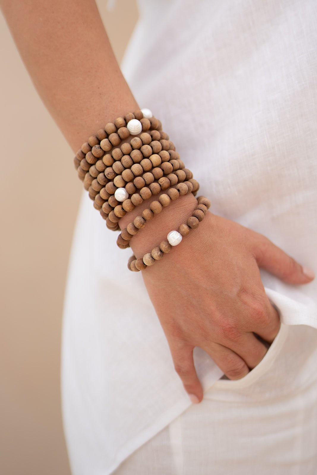 Sandalwood beaded bracelet with single large pearl
